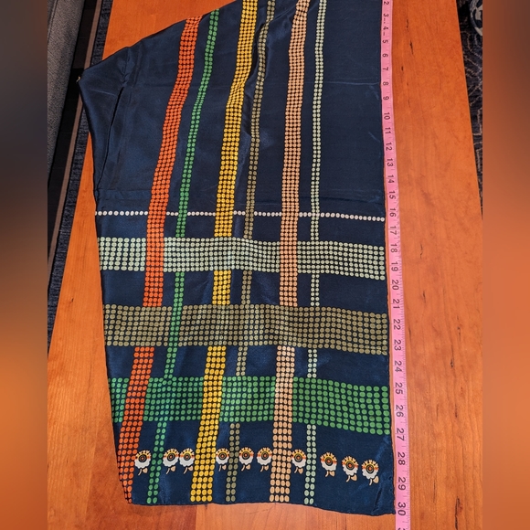 Echo silk scarf. Approx 29-30" square. Geometric design - Picture 7 of 10